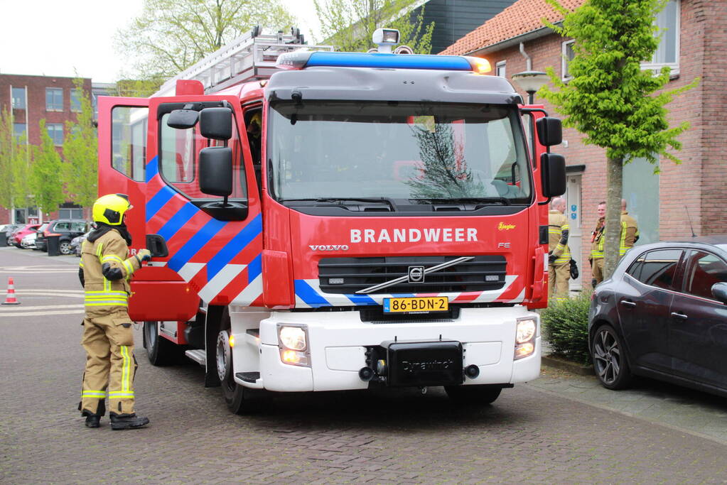 Brandweer onderzoekt brandlucht in woning