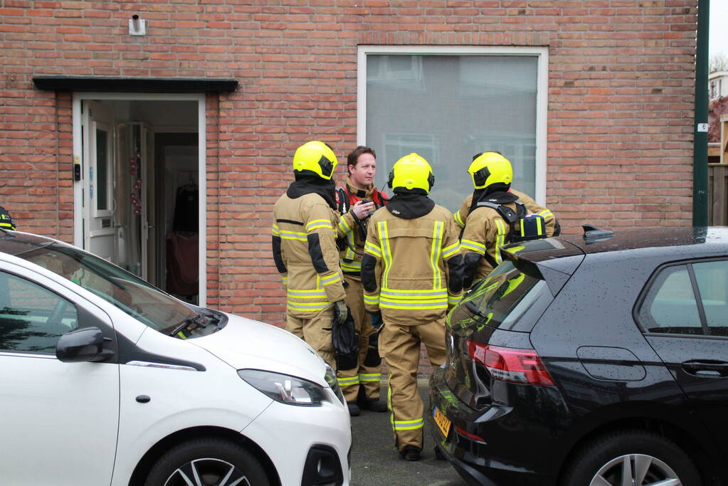 Brandweer onderzoekt brandlucht in woning