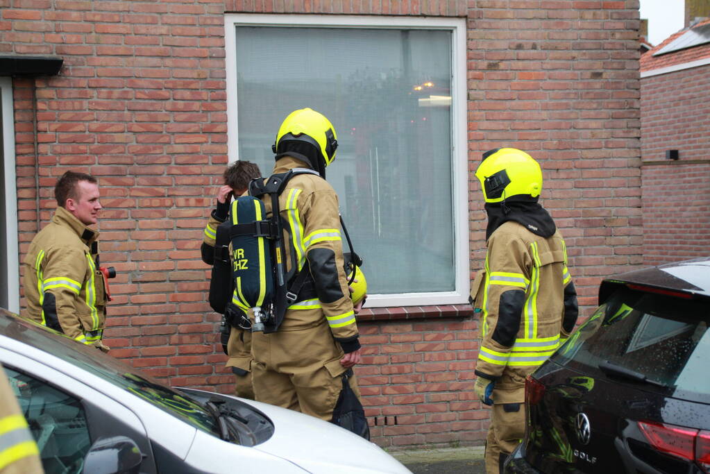 Brandweer onderzoekt brandlucht in woning