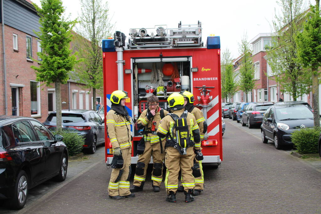 Brandweer onderzoekt brandlucht in woning