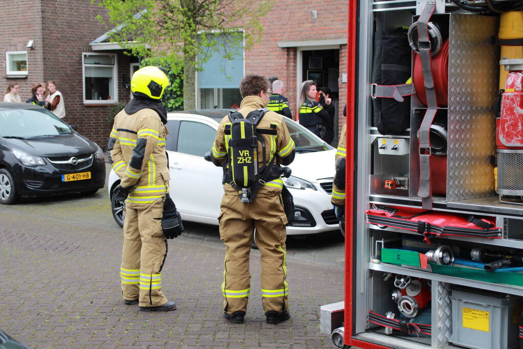 Brandweer onderzoekt brandlucht in woning