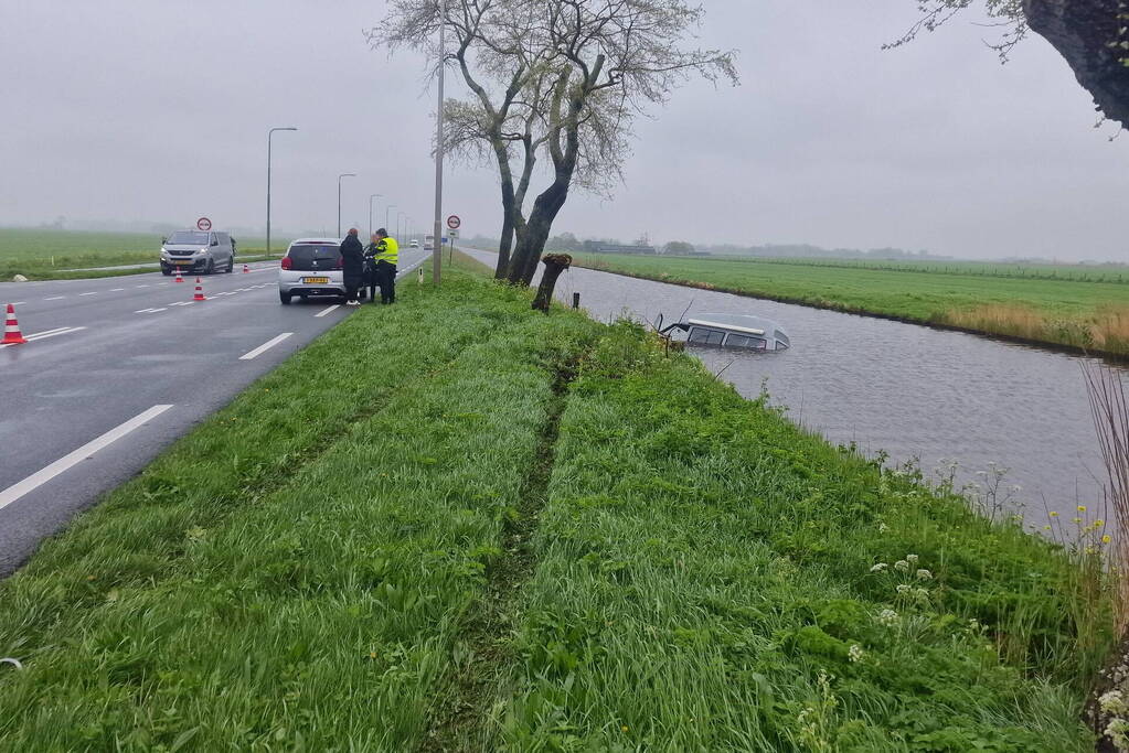 Camper raakt van de weg belandt in het water