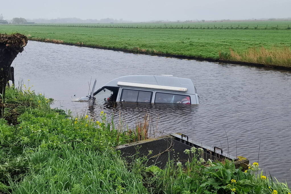 Camper raakt van de weg belandt in het water