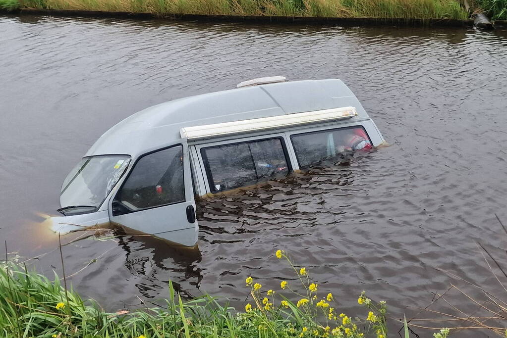 Camper raakt van de weg belandt in het water