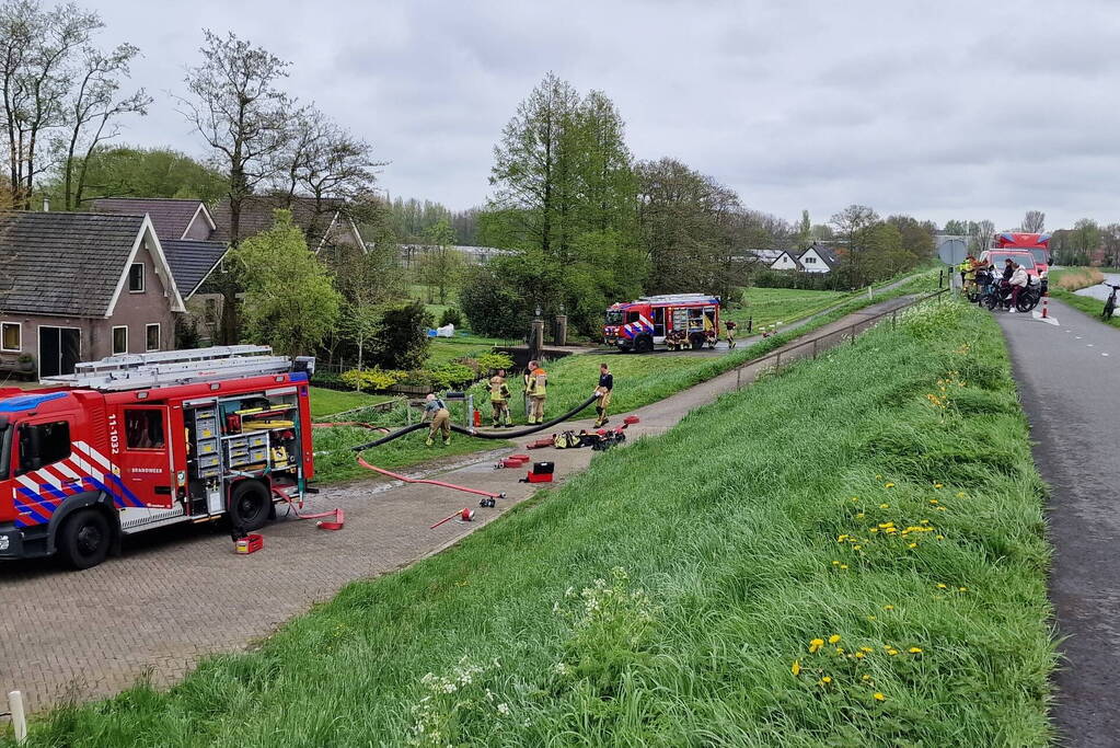 Twee auto's verwoest door brand in bijgebouw