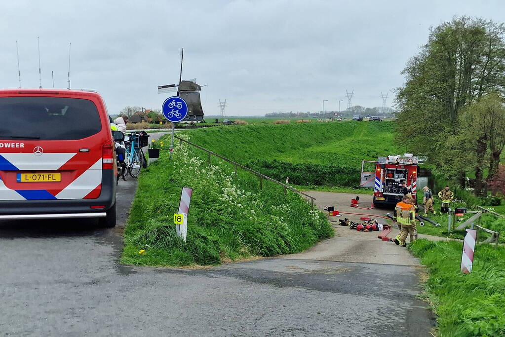 Twee auto's verwoest door brand in bijgebouw