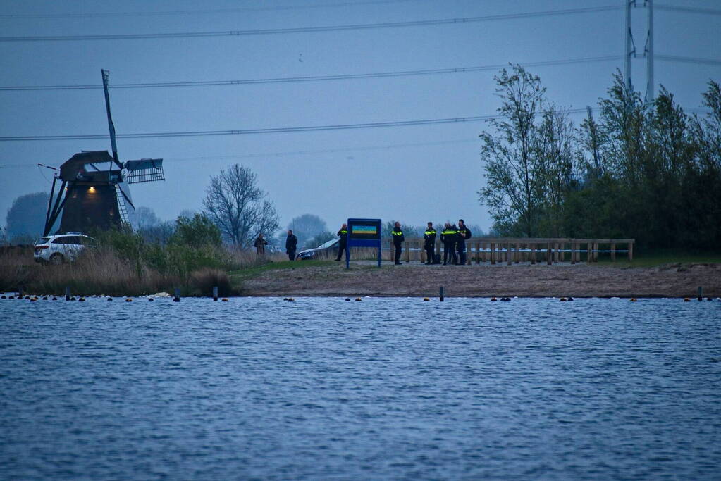 Overleden persoon aangetroffen bij strand