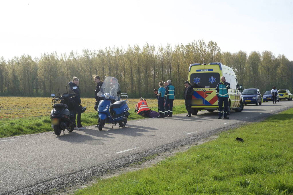 Twee auto's op elkaar wanneer bestuurders naar ander ongeval kijken