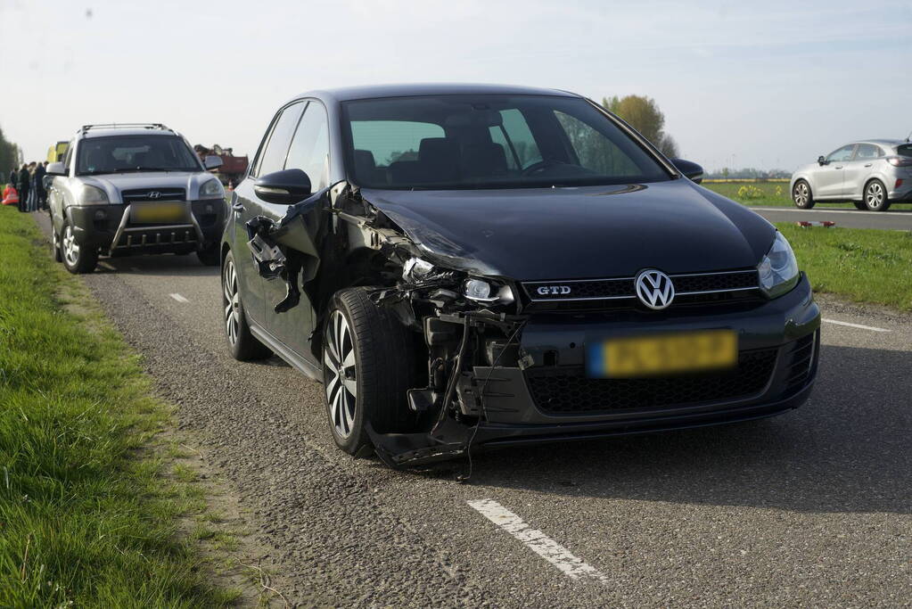 Twee auto's op elkaar wanneer bestuurders naar ander ongeval kijken