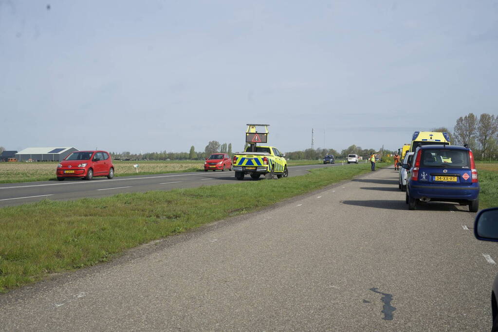 Twee auto's op elkaar wanneer bestuurders naar ander ongeval kijken