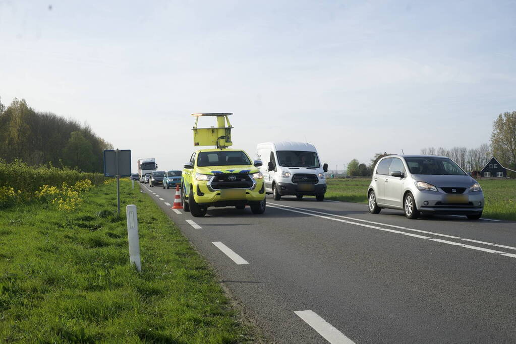 Twee auto's op elkaar wanneer bestuurders naar ander ongeval kijken