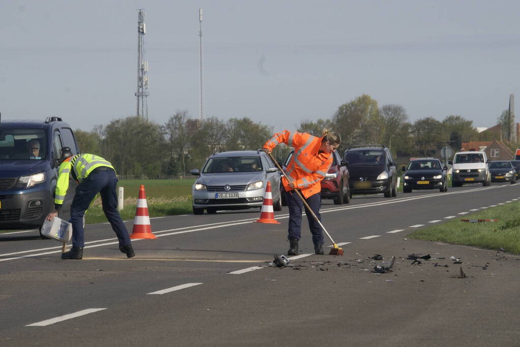 Twee auto's op elkaar wanneer bestuurders naar ander ongeval kijken