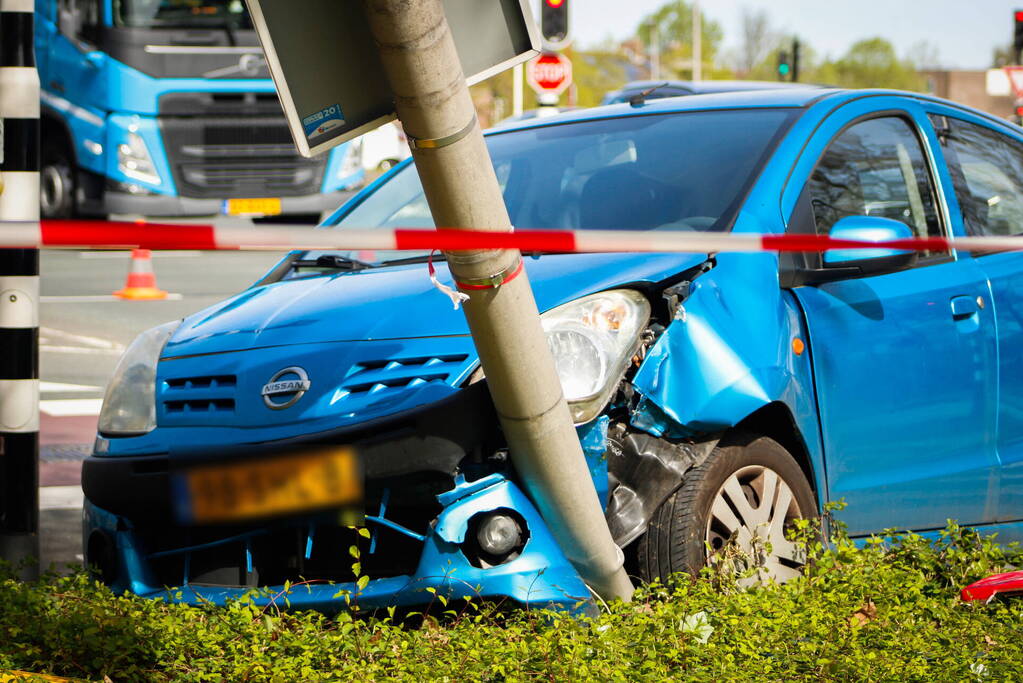 Twee voertuigen fiks beschadigd bij aanrijding