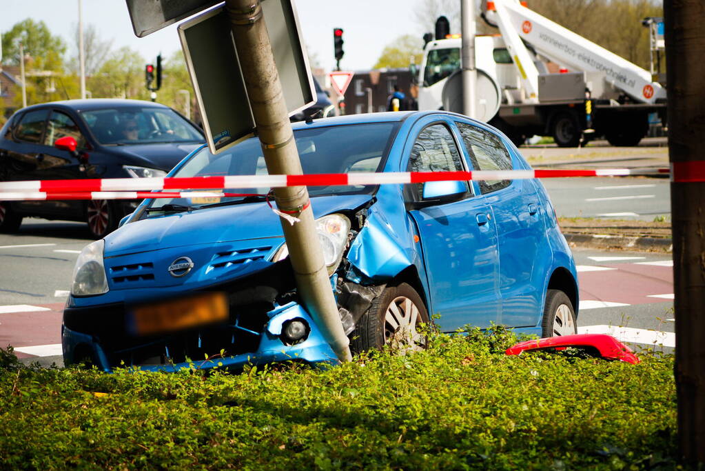 Twee voertuigen fiks beschadigd bij aanrijding