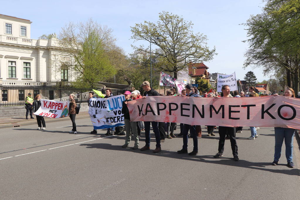 Extinction Rebellion demonstreerd bij provinciehuis