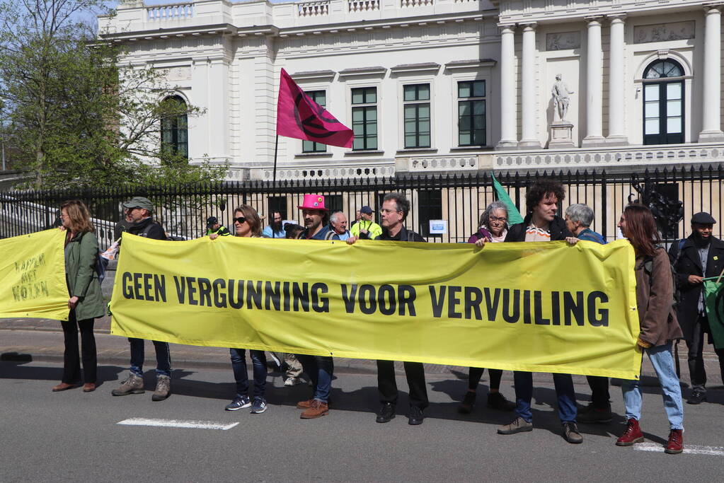 Extinction Rebellion demonstreerd bij provinciehuis