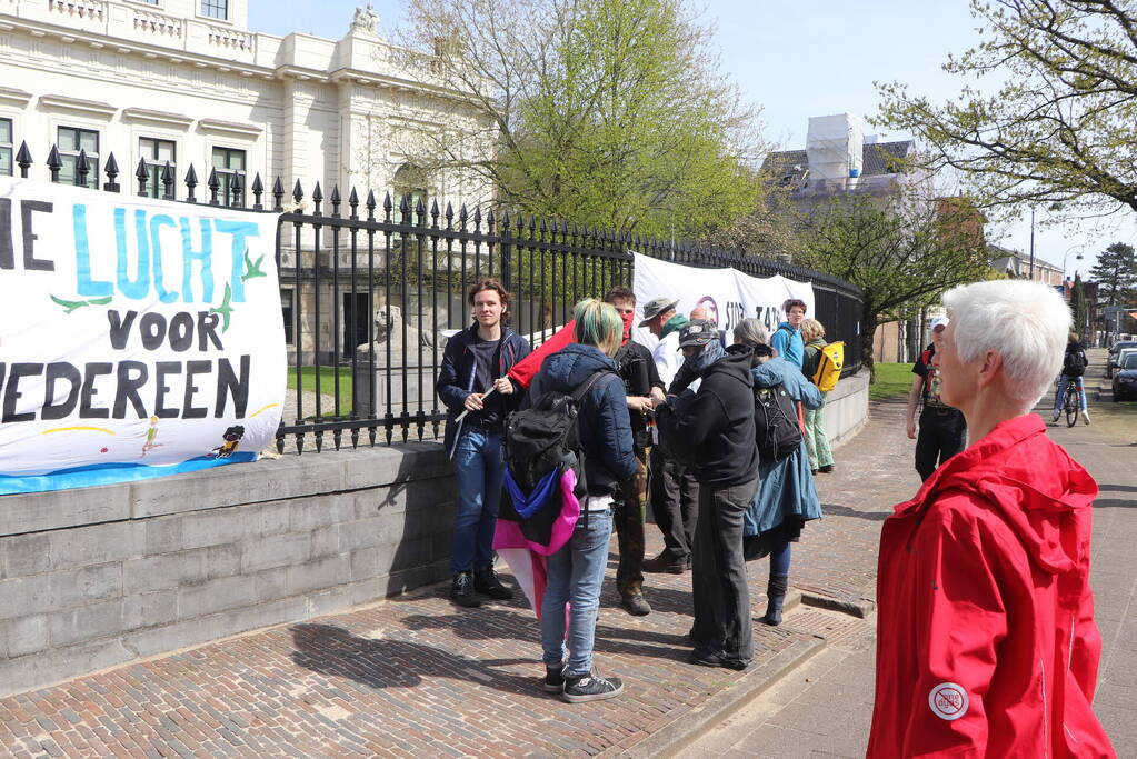 Extinction Rebellion demonstreerd bij provinciehuis