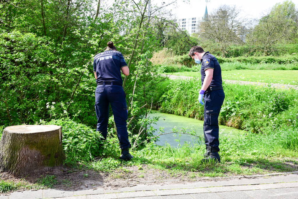 Groot onderzoek naar aantreffen stoffelijke overschot in sloot