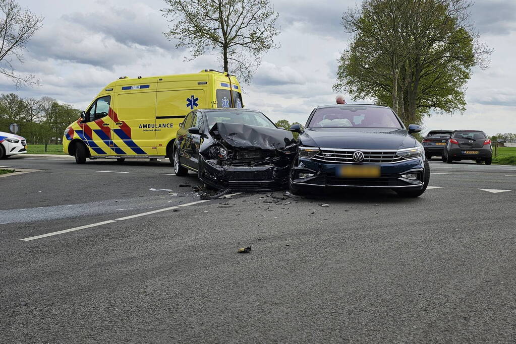 Twee voertuigen fiks beschadigd bij aanrijding