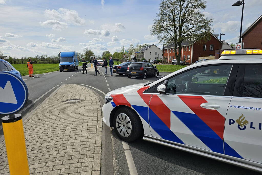 Twee voertuigen fiks beschadigd bij aanrijding