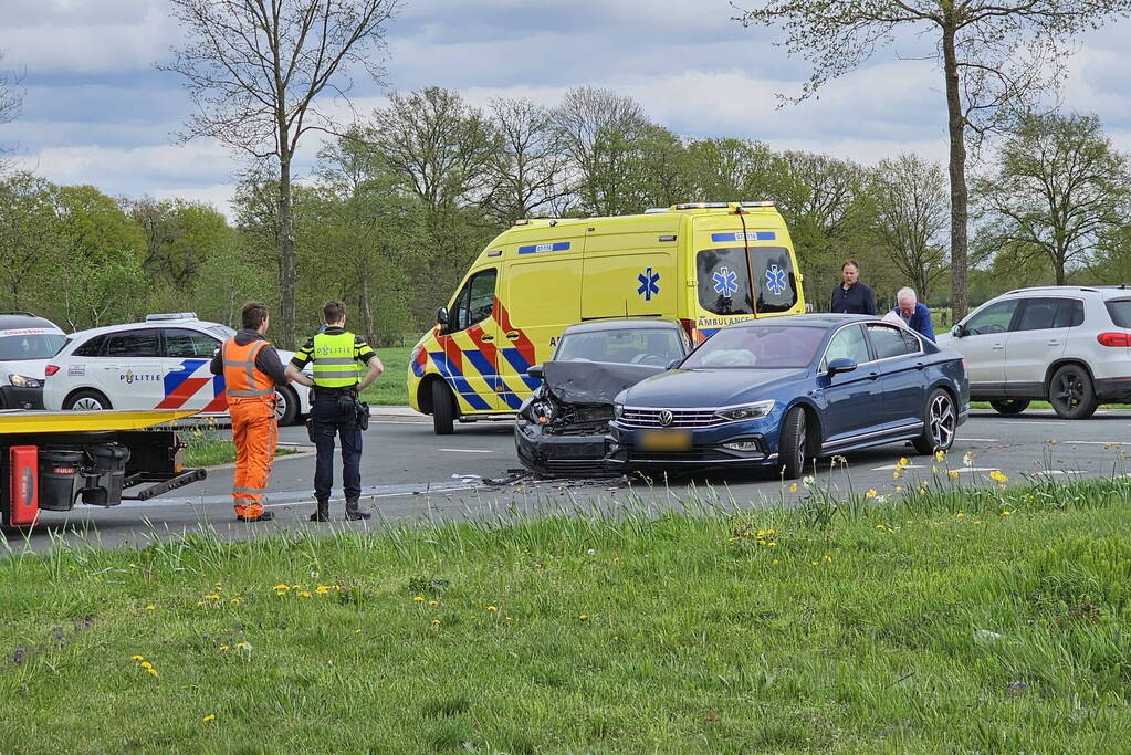 Twee voertuigen fiks beschadigd bij aanrijding