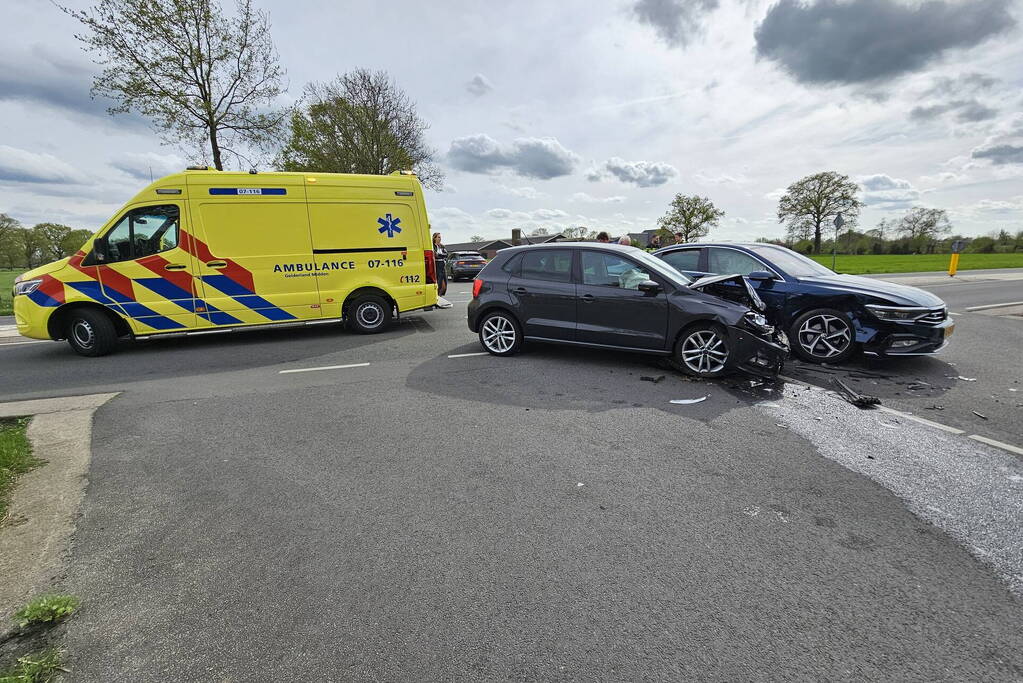 Twee voertuigen fiks beschadigd bij aanrijding