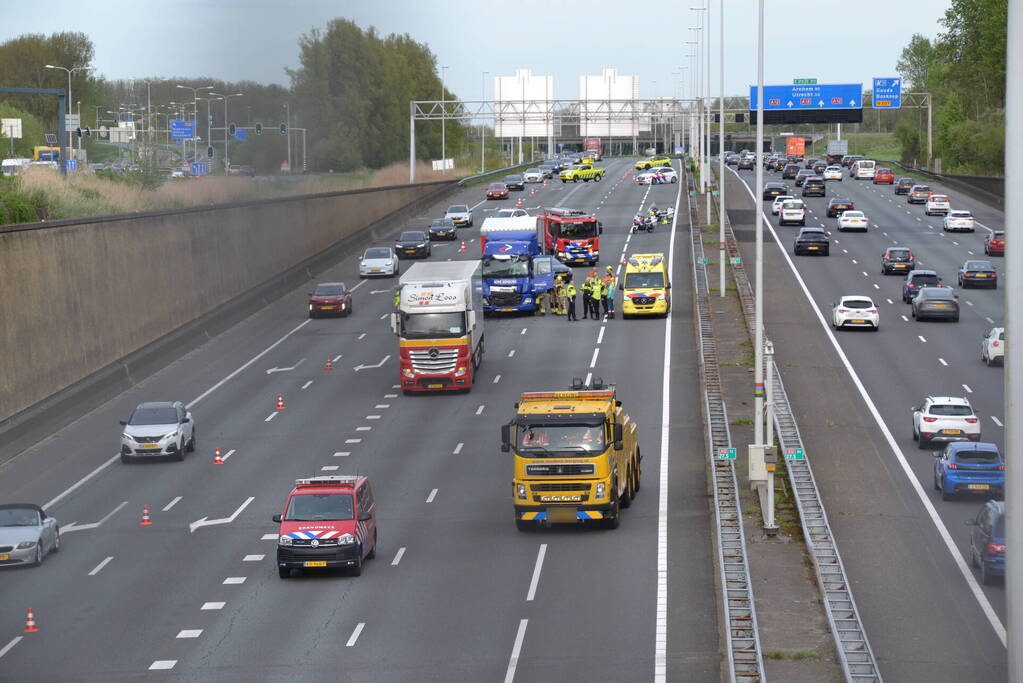 Twee vrachtwagens klappen op elkaar