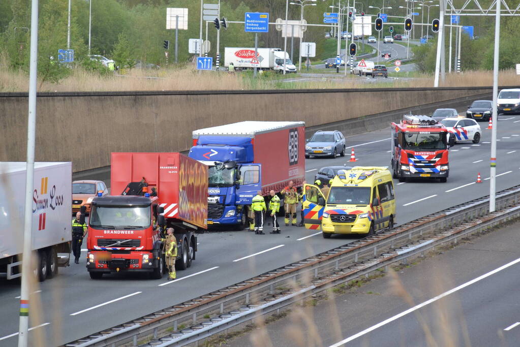 Twee vrachtwagens klappen op elkaar