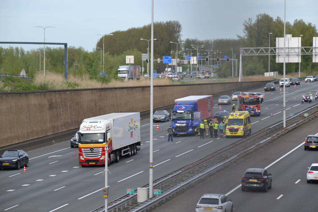 Twee vrachtwagens klappen op elkaar