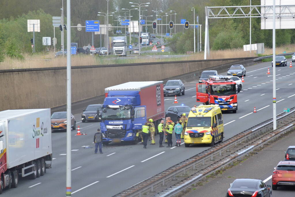 Twee vrachtwagens klappen op elkaar