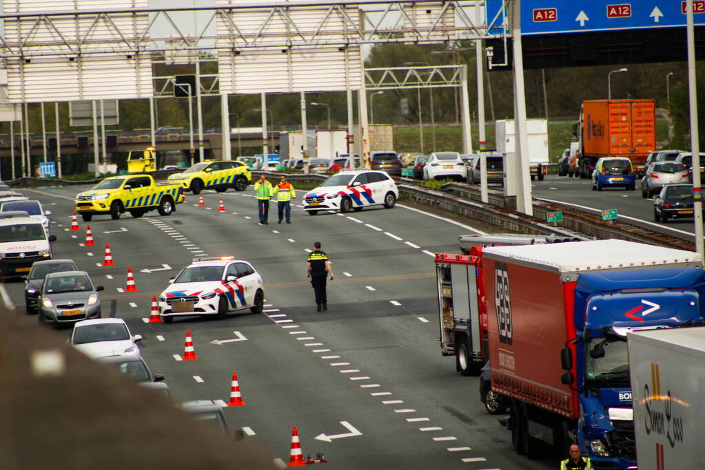 Twee vrachtwagens klappen op elkaar