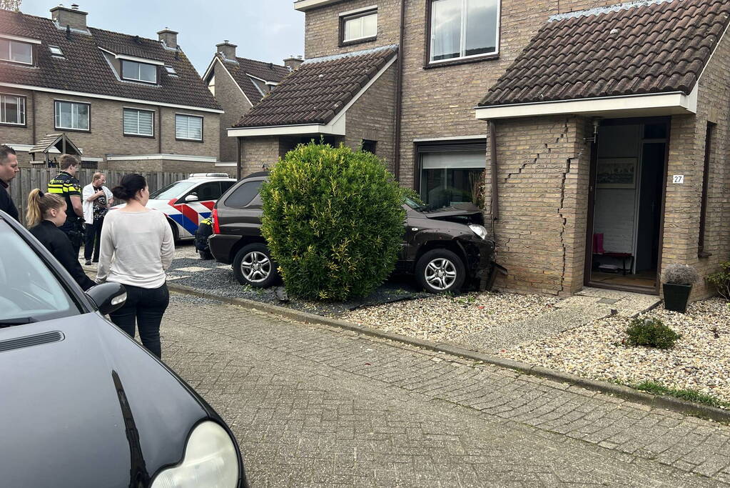 Voertuig knalt tegen voorgevel van woonhuis