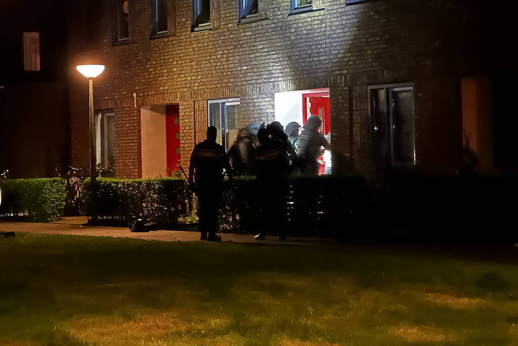 Arrestatieteam valt woning binnen