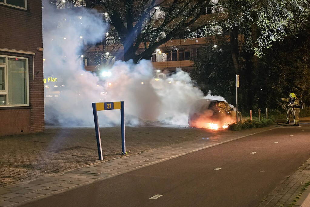 Geparkeerde auto vat vlam