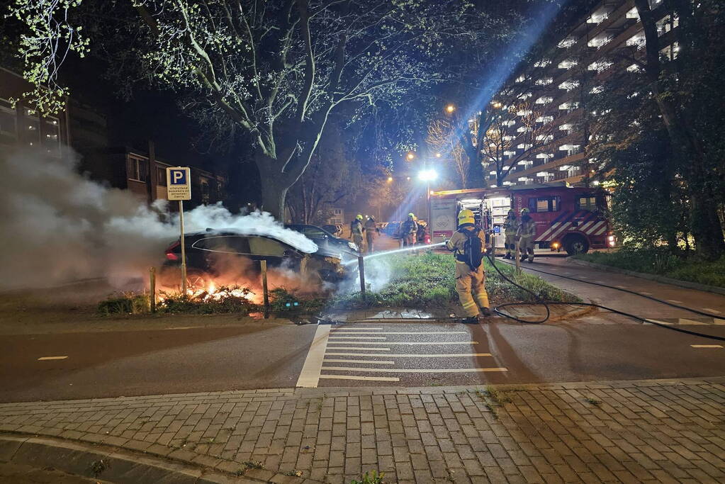 Geparkeerde auto vat vlam