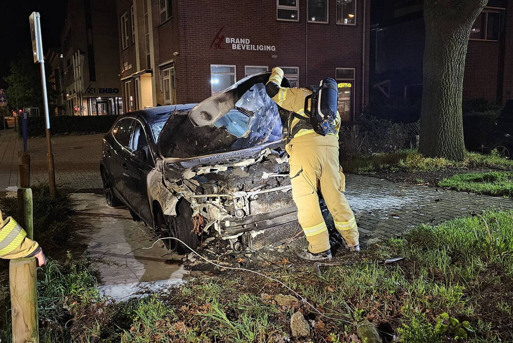 Geparkeerde auto vat vlam