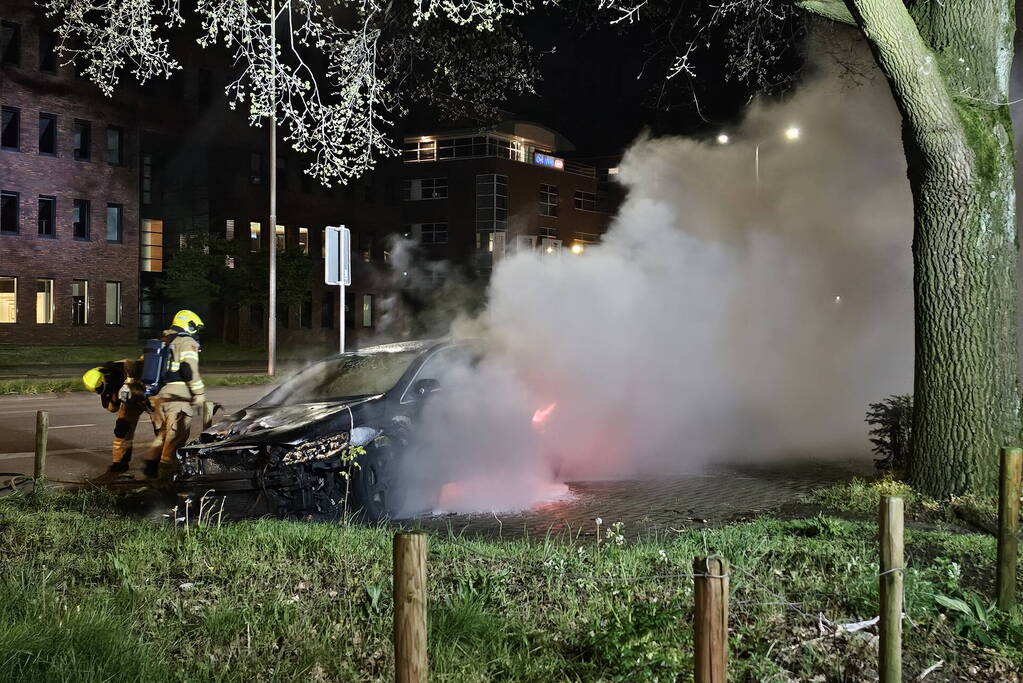 Geparkeerde auto vat vlam