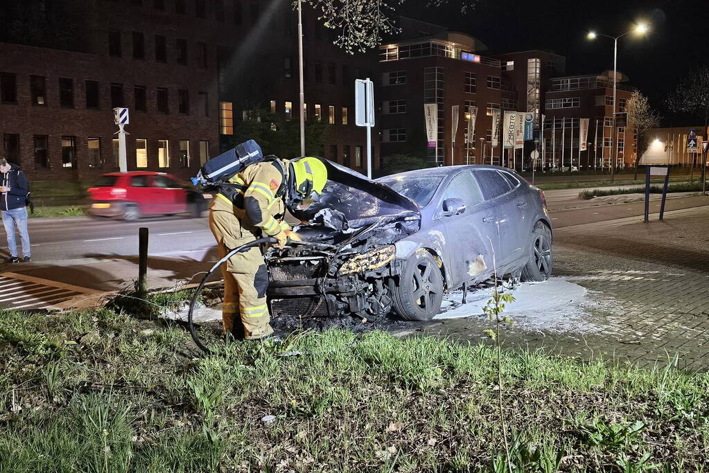 Geparkeerde auto vat vlam