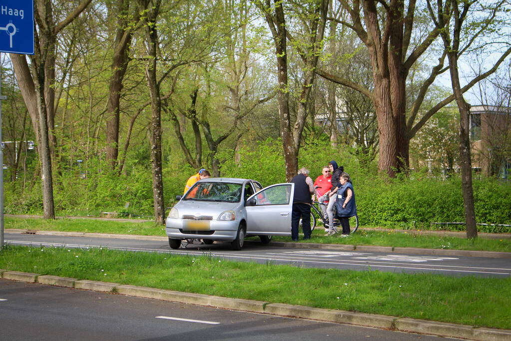 Auto en vuilniswagen botsen op kruising