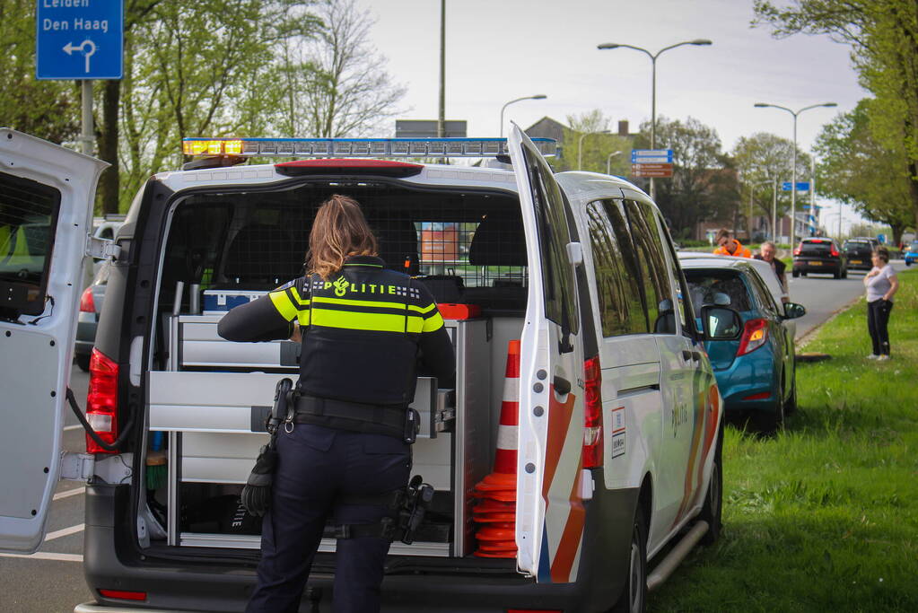 Auto en vuilniswagen botsen op kruising