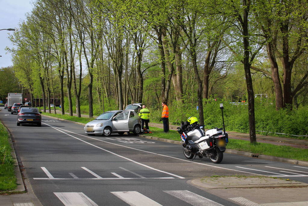 Auto en vuilniswagen botsen op kruising