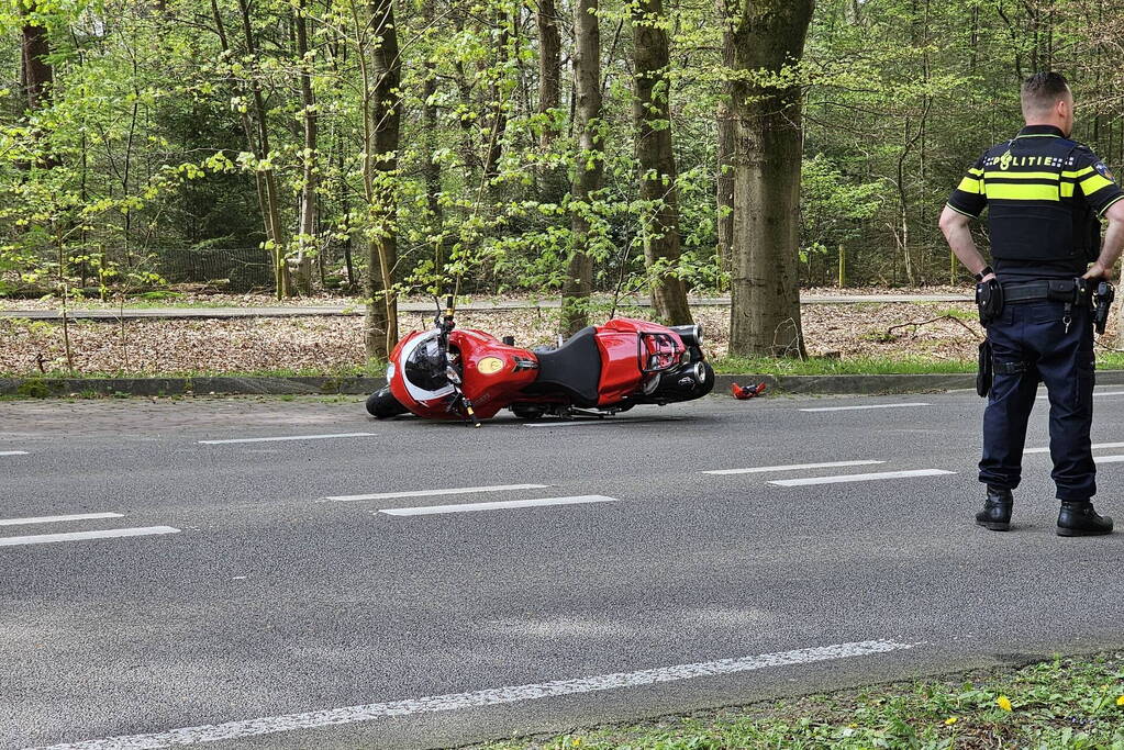 Motorrijder overleden na val, tweede raakt gewond