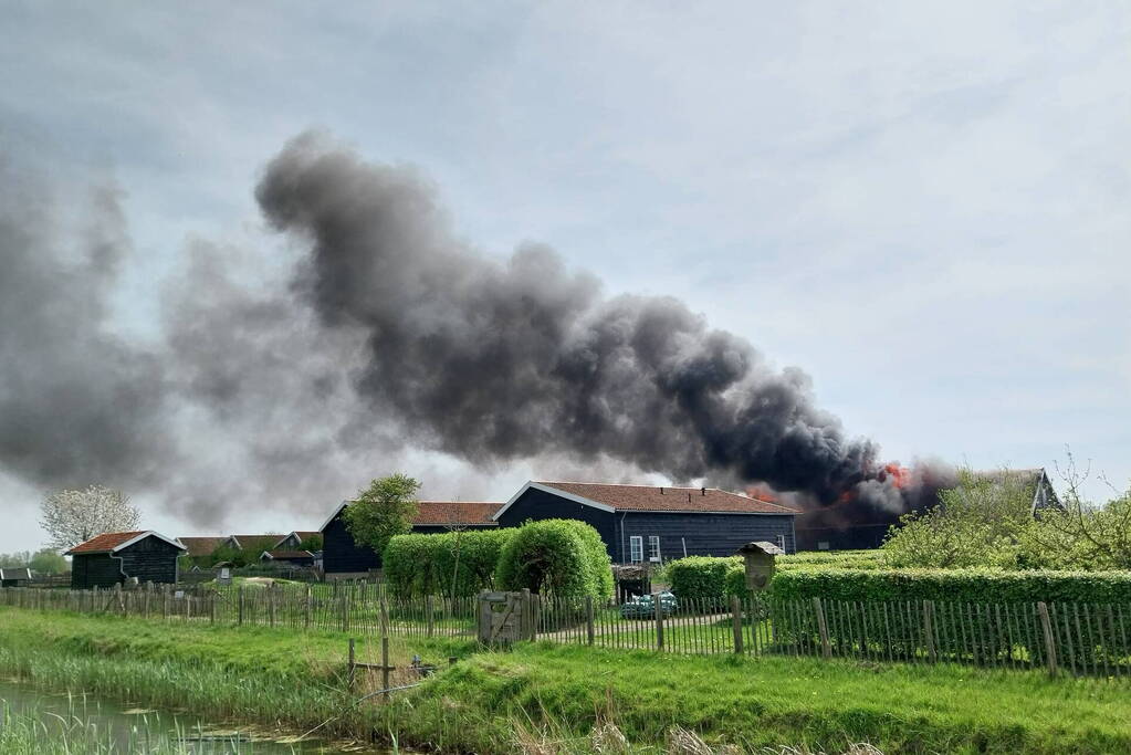 Grote uitslaande brand in restaurant