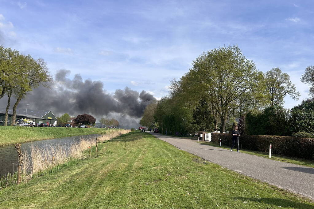 Flinke rookontwikkeling bij brand in schuur