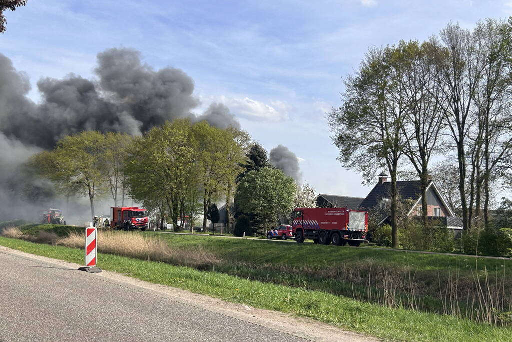 Flinke rookontwikkeling bij brand in schuur