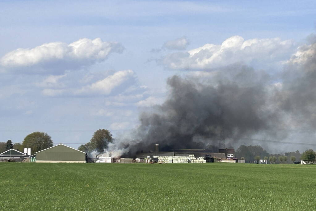 Flinke rookontwikkeling bij brand in schuur