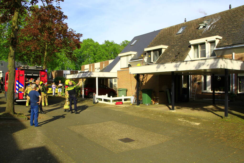 Brandweer breekt dak open om brand te bestrijden