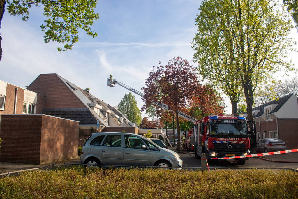 Brandweer breekt dak open om brand te bestrijden