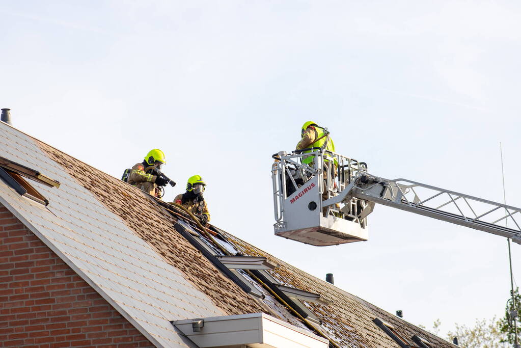 Brandweer breekt dak open om brand te bestrijden