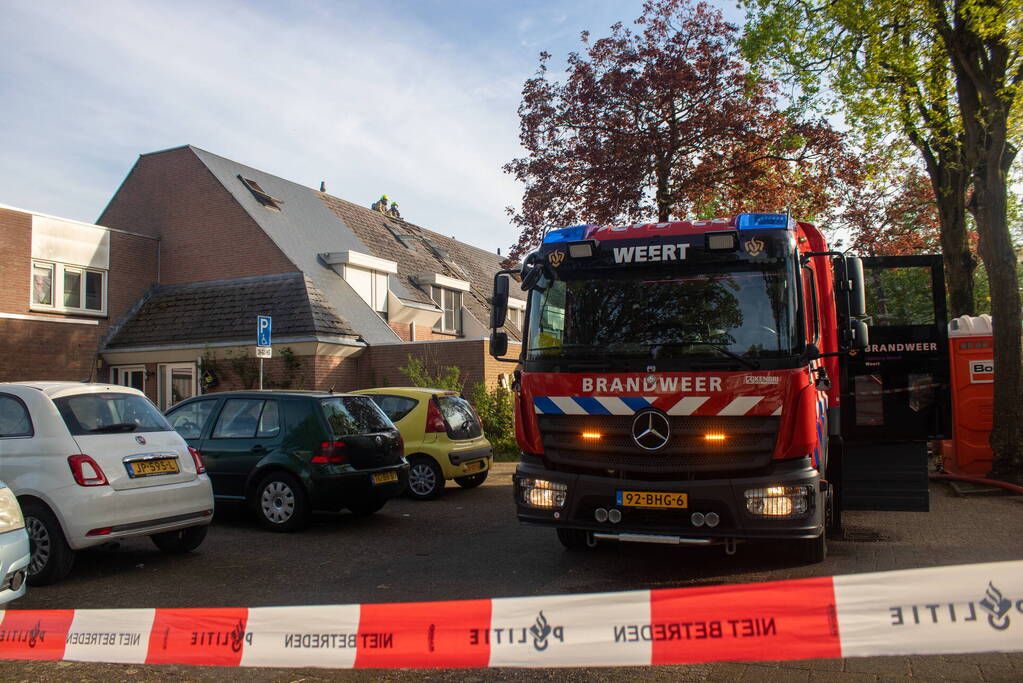 Brandweer breekt dak open om brand te bestrijden